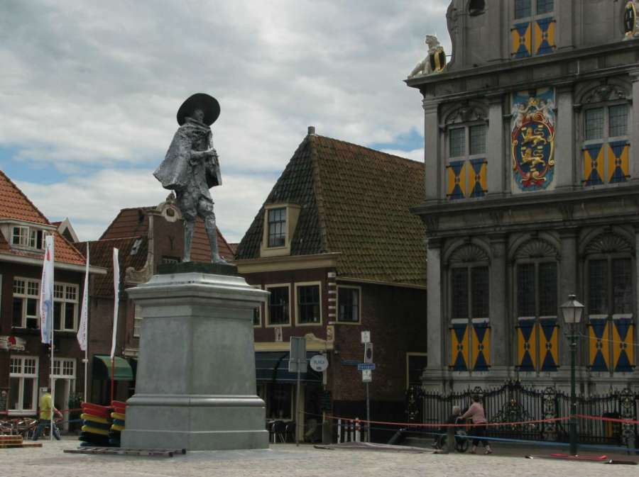 2011 Hoorn: Standbeeld JPz. Coen - Theodorus Velius 
